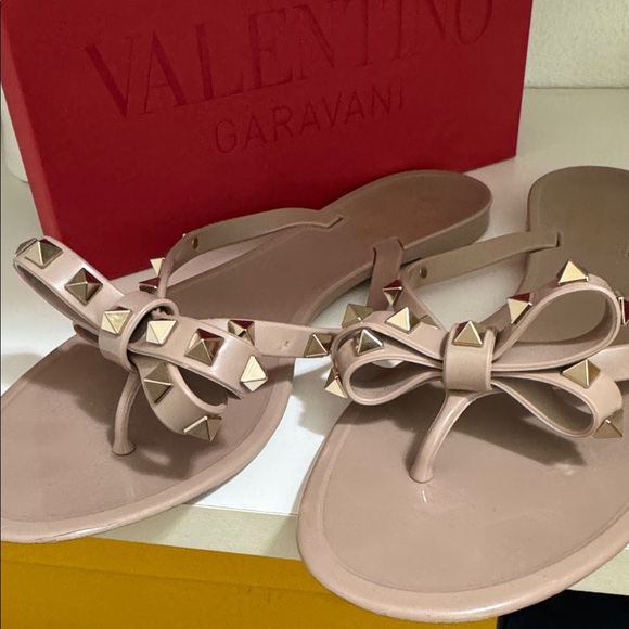 Valentino Nude Bow Jelly Thong Sandals with Gold Rockstuds - Picture 2 of 5